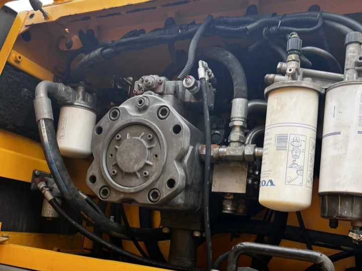 Bomba hidraulica de excavadora Volvo EC210D usada