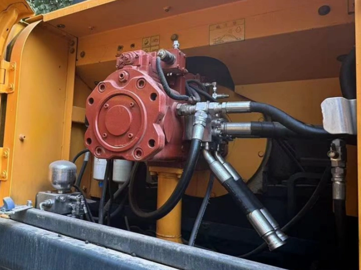 Bomba hidráulica usada como referencia para inspeccionar fugas y conexiones