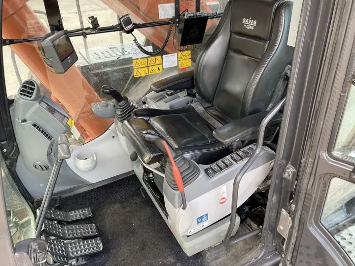 Cabina de la excavadora Hitachi ZX490