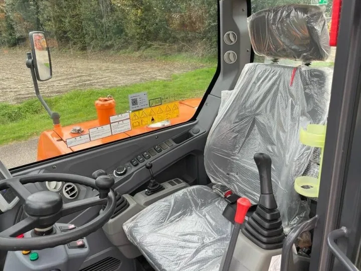 Cabina de la excavadora de ruedas Doosan DX60