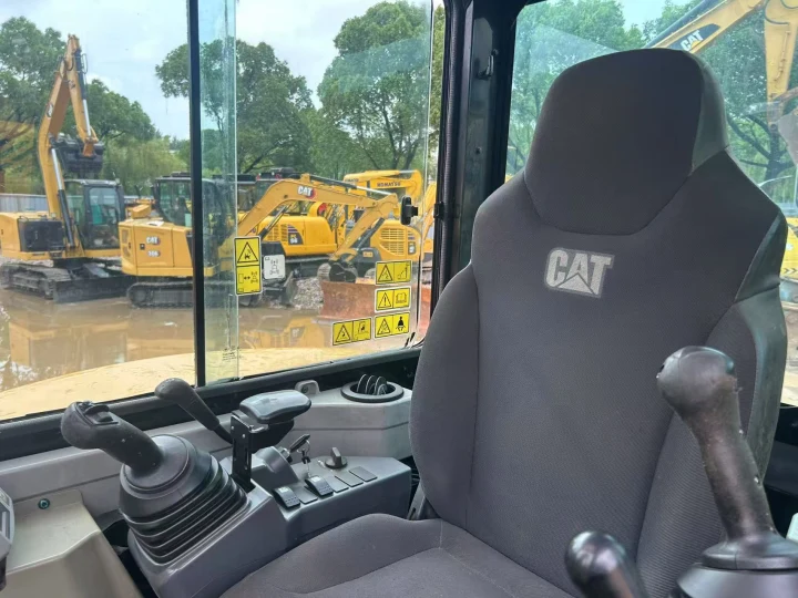 Cabina de la miniexcavadora CAT 303.5E