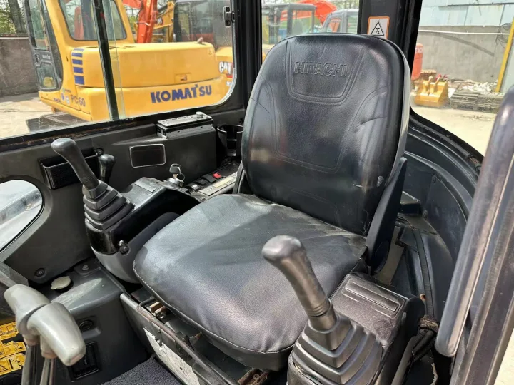 Cabina de la miniexcavadora Hitachi ZX50
