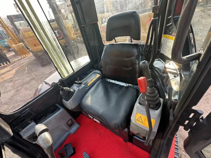 Cabina de la miniexcavadora Kubota U55