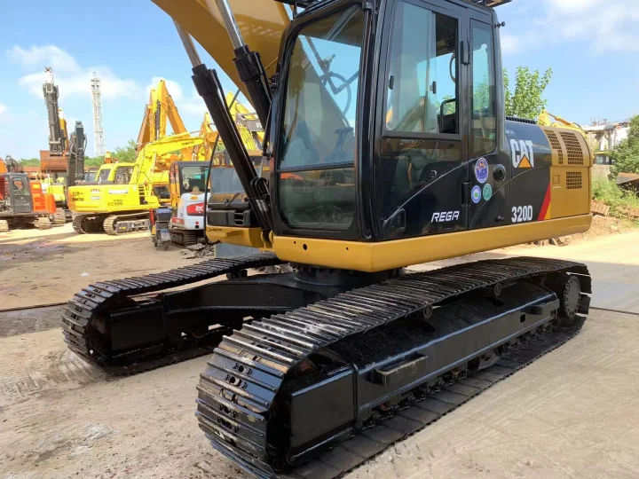Excavadora CAT 320D lado delantero izquierdo
