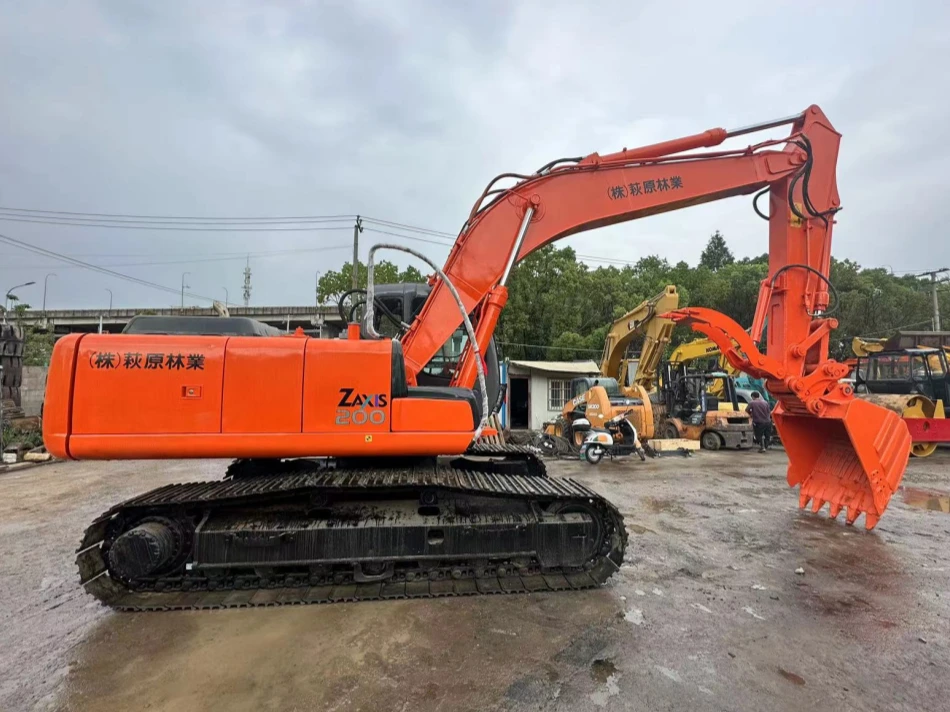 Excavadora Hitachi ZX200 lado derecho
