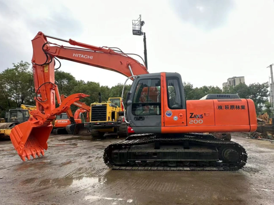 Excavadora Hitachi ZX200 lado izquierdo