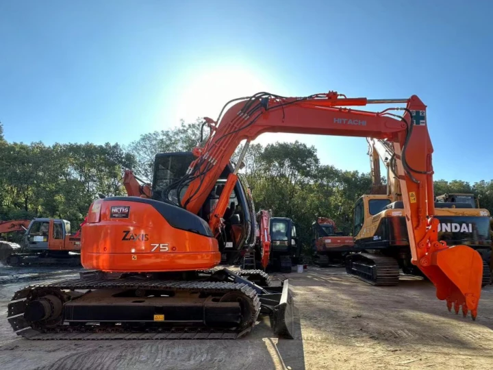 Excavadora Hitachi ZX75US lado derecho