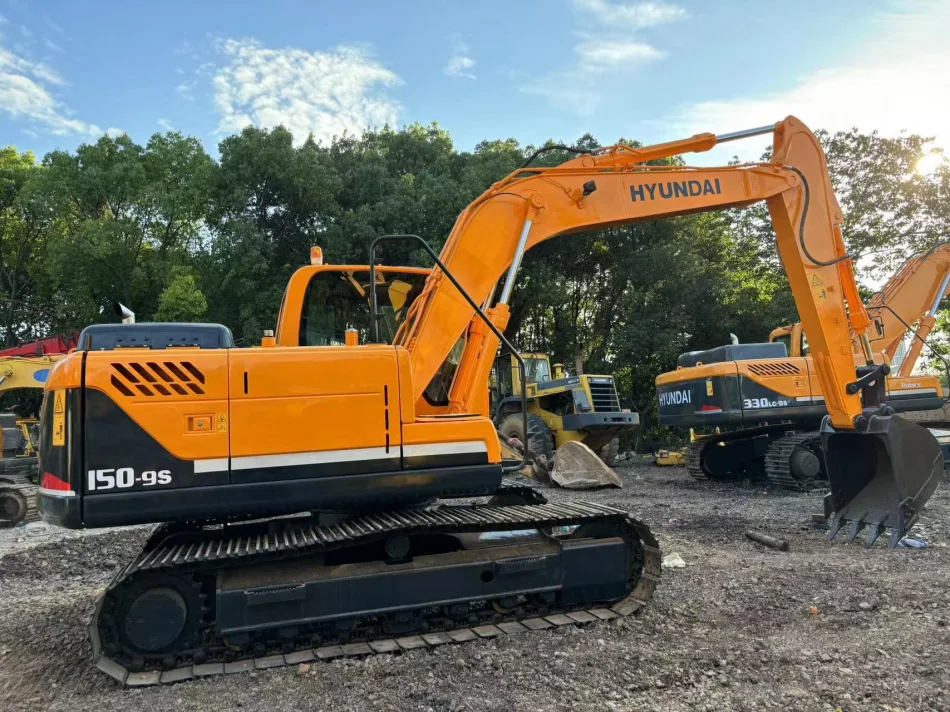Excavadora Hyundai R150-9S lado derecho