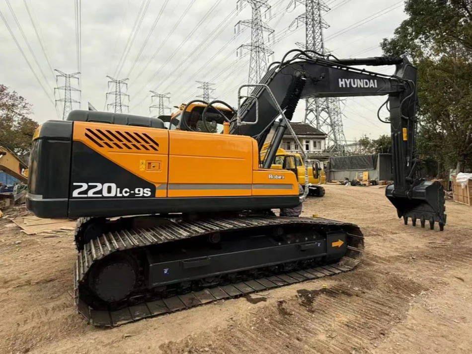 Excavadora Hyundai R220-9S lado derecho