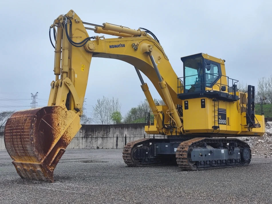 Excavadora Komatsu PC2000 lado delantero izquierdo