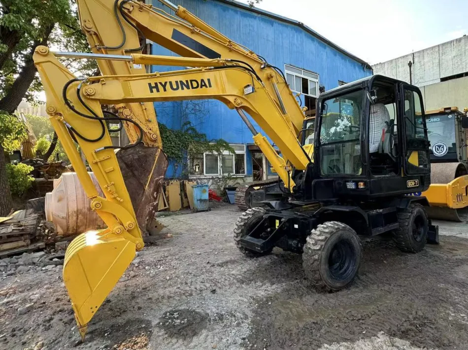 Excavadora de ruedas Hyundai R60W lado delantero izquierdo
