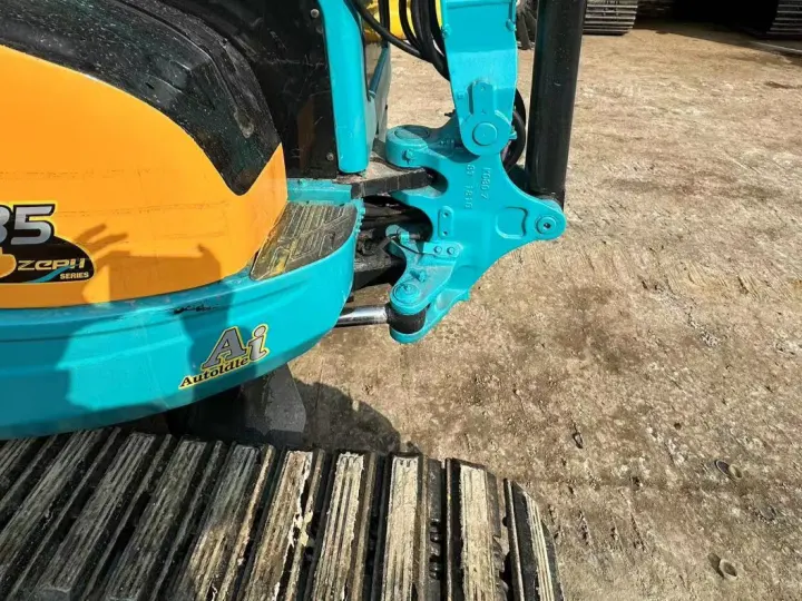 La miniexcavadora Kubota U35 gira a la izquierda y a la derecha