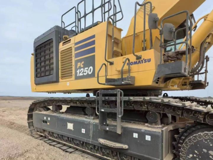 Lado delantero derecho de la excavadora Komatsu PC1250