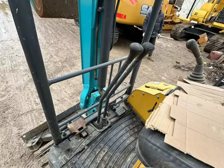 Miniexcavadora Kubota U15 caminando