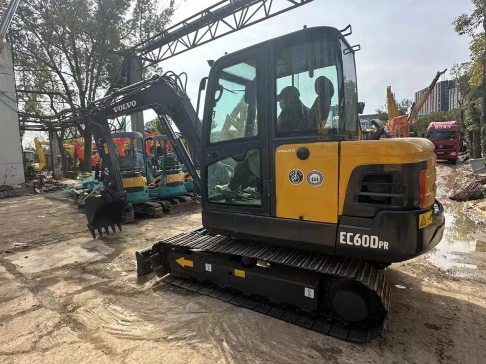 Excavadora Volvo EC60, lado izquierdo