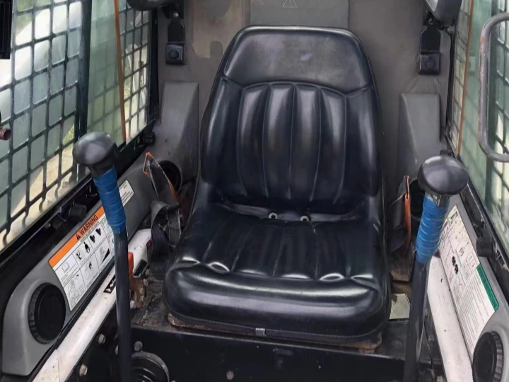 Cabina del minicargador Bobcat s300