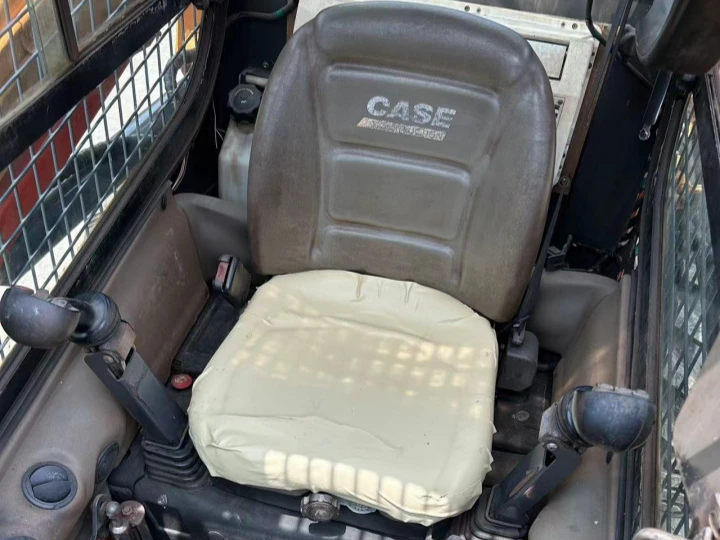 Cabina del minicargador CASE SR200