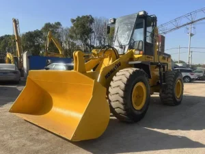 Cargadora Komatsu WA320 lado delantero derecho