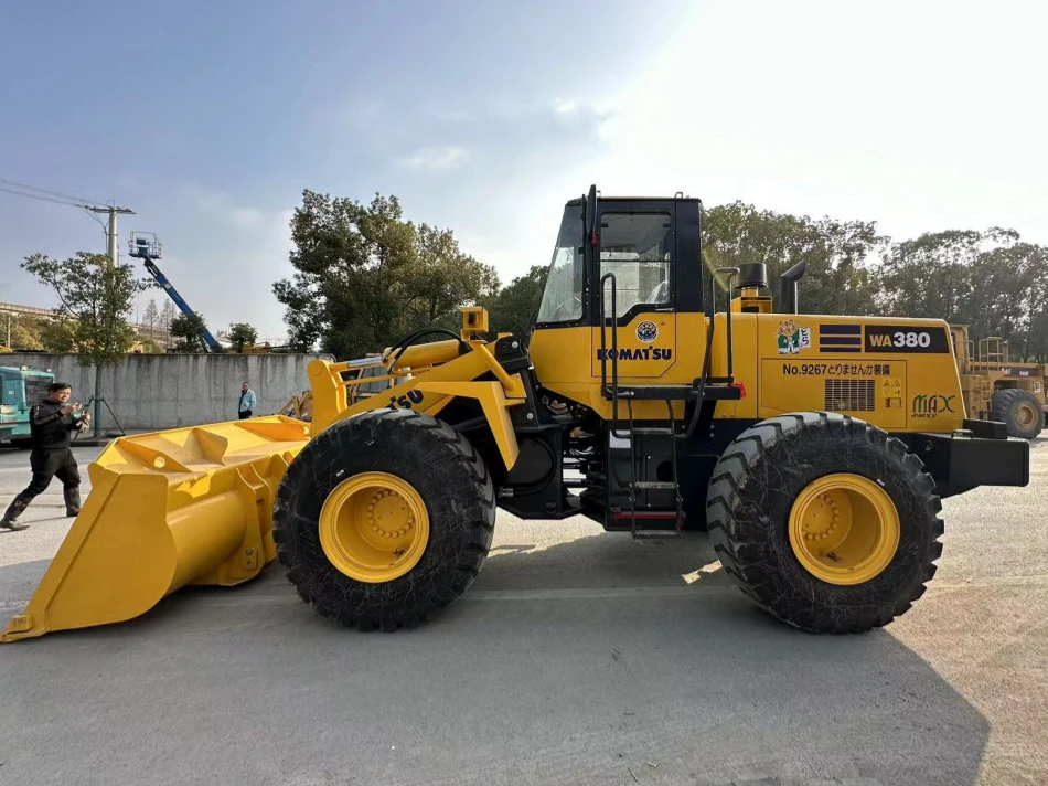 Cargadora Komatsu WA380 usada para manejo de materiales