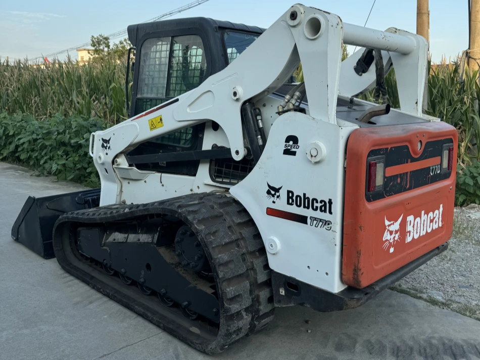 Cargadora compacta Bobcat T770 parte trasera izquierda