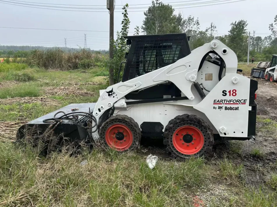 Cargadora compacta Bobcat s18 lado izquierdo