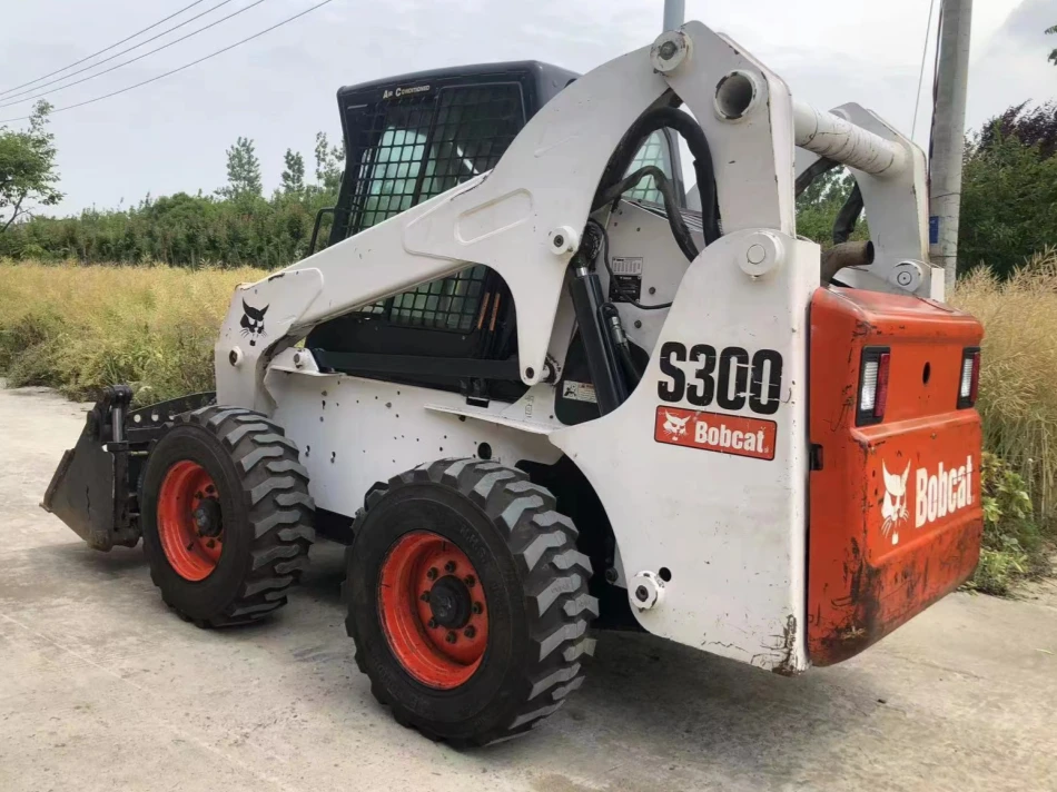 Cargadora compacta Bobcat s300 parte trasera izquierda