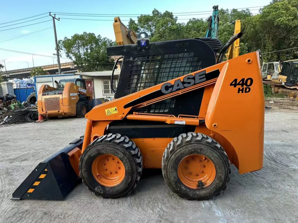 Cargadora compacta CASE 440H lado derecho