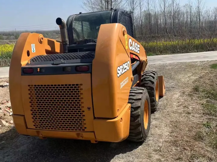 Cargadora compacta CASE SR250 parte trasera
