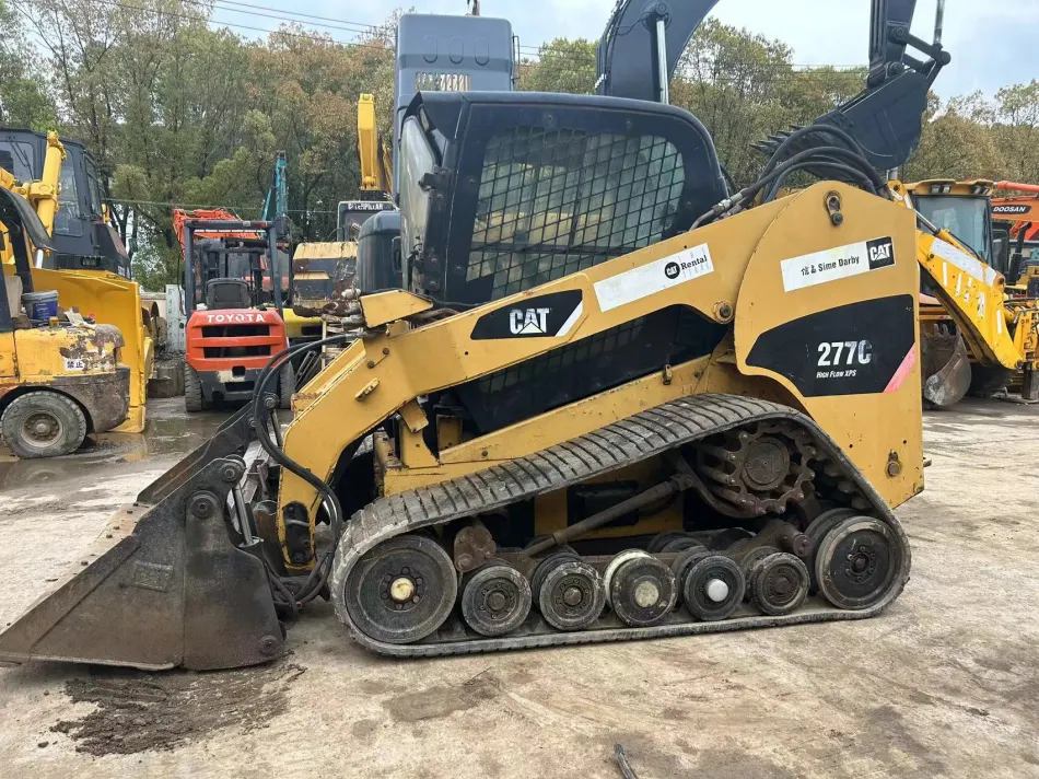 Cargadora compacta CAT 277C lado izquierdo