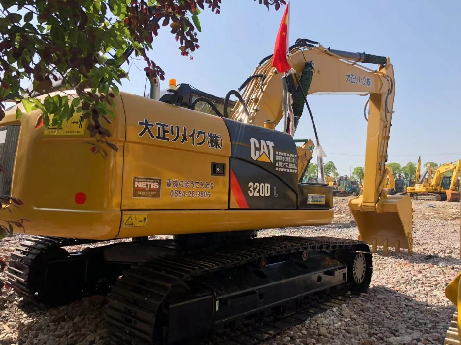 Excavadora CAT 320D lado trasero izquierdo