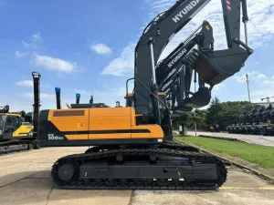 Excavadora Hyundai HX300HD lado derecho