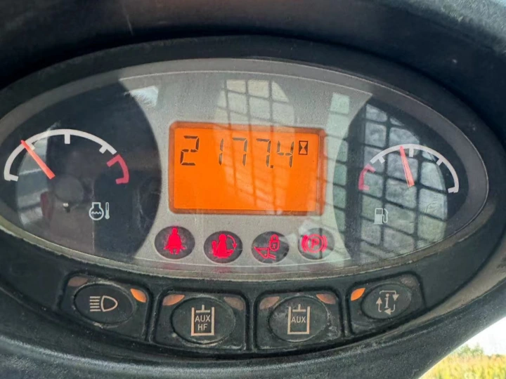 Indicador de la minicargadora Bobcat T770