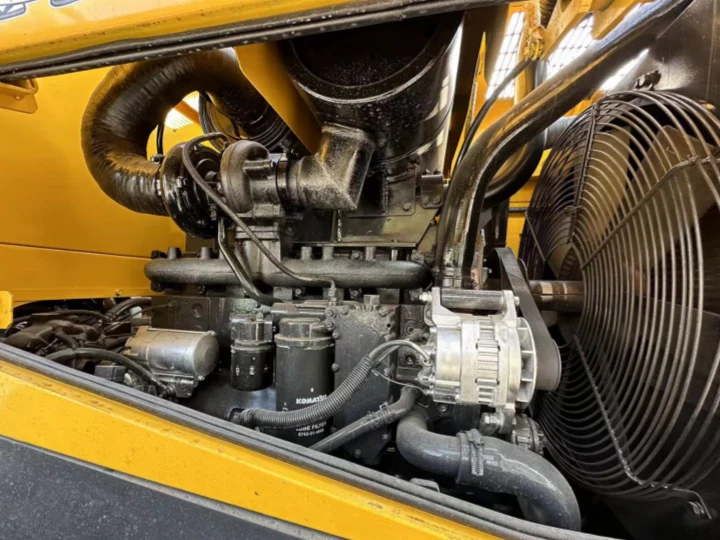 Motor de cargadora Komatsu WA380 usada para inspeccion