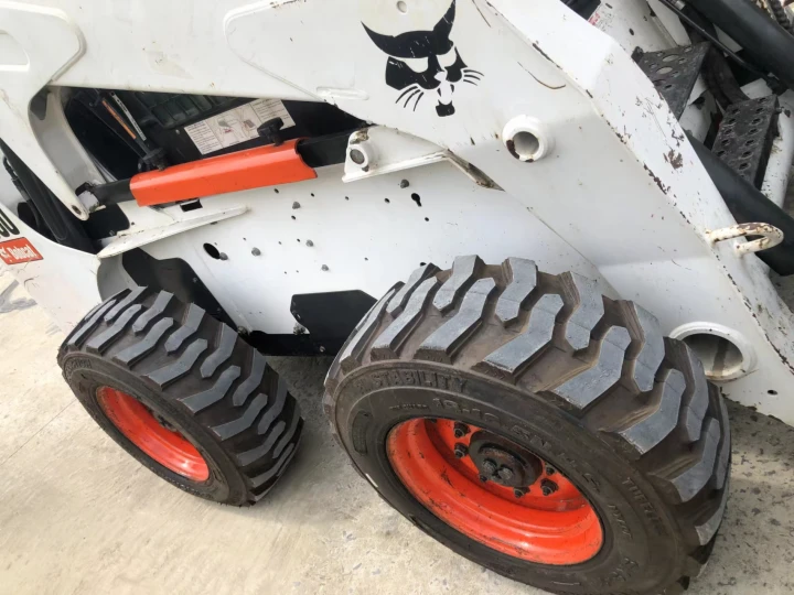 Neumáticos para minicargadora Bobcat s300