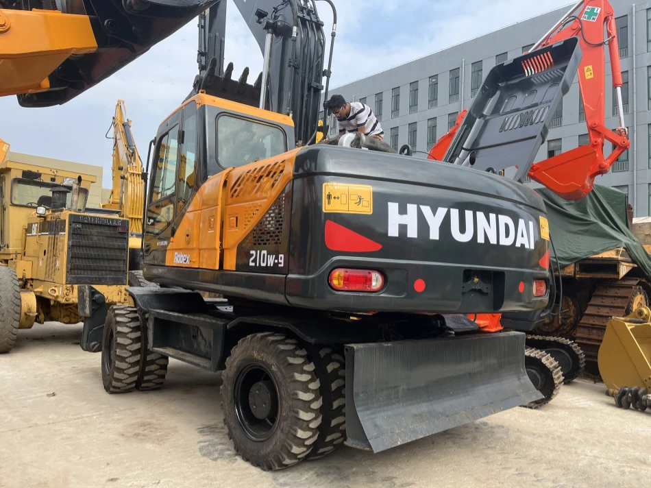 Excavadora Hyundai de ruedas usada R210W para trabajos urbanos