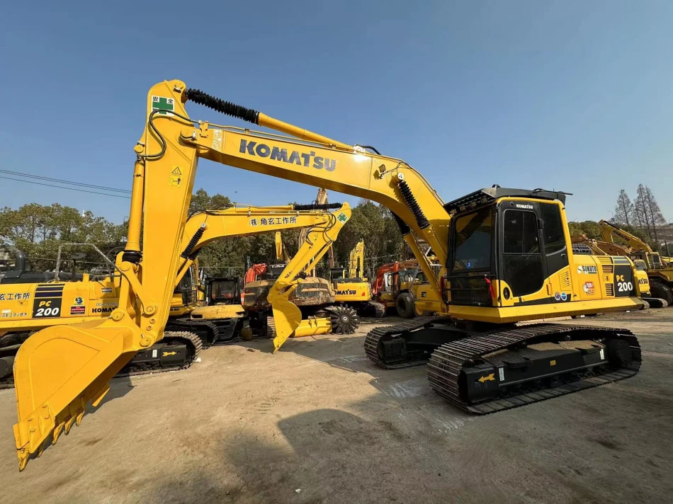 Excavadora Komatsu PC200-8 usada para obra general
