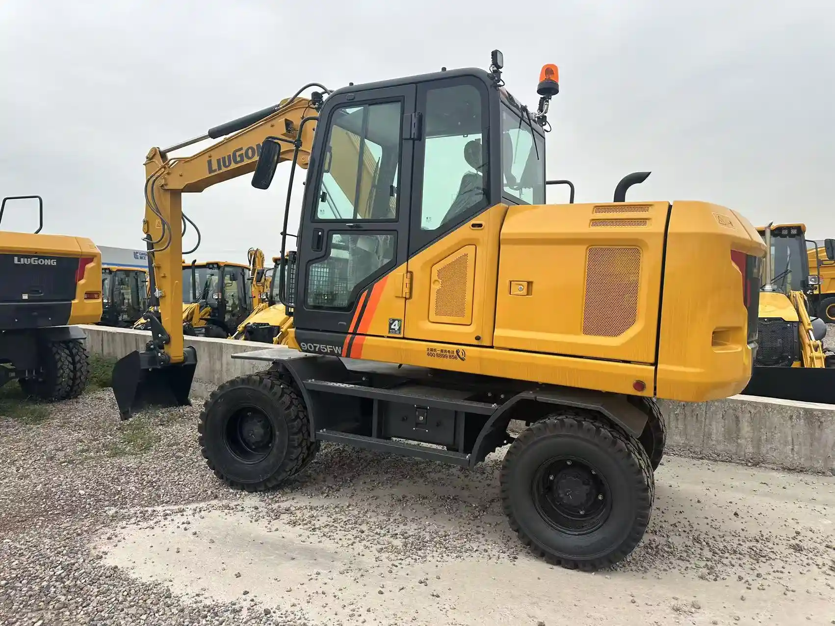 Excavadora Liugong de ruedas 906FW 9075FW y 9085FW para trabajos municipales