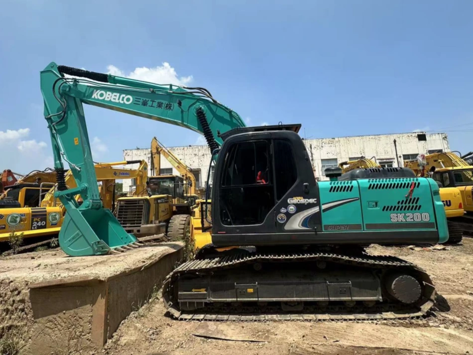 Excavadora Kobelco SK200-8 usada comparada con Komatsu PC200 para obra mediana
